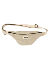 Laden Sie das Bild in den Galerie-Viewer, Fanny Pack Olivia von Hindbag in der Farbe Jute – Gürteltasche aus GOTS-zertifiziertem Bio-Cord mit Doppelreißverschluss und verstellbarem Schultergurt
