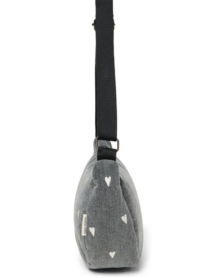 Studio Noos Fanny Pack Denim Grey Hearts – kompakte Bauchtasche aus 100 % Baumwolle, vielseitig tragbar als Hüfttasche oder crossbody, modernes Herz-Design, Maße 39x20x11 cm.