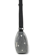 Laden Sie das Bild in den Galerie-Viewer, Studio Noos Fanny Pack Denim Grey Hearts – kompakte Bauchtasche aus 100 % Baumwolle, vielseitig tragbar als Hüfttasche oder crossbody, modernes Herz-Design, Maße 39x20x11 cm.
