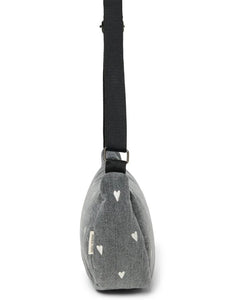 Studio Noos Fanny Pack Denim Grey Hearts – kompakte Bauchtasche aus 100 % Baumwolle, vielseitig tragbar als Hüfttasche oder crossbody, modernes Herz-Design, Maße 39x20x11 cm.