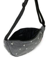 Laden Sie das Bild in den Galerie-Viewer, Studio Noos Fanny Pack Denim Grey Hearts – kompakte Bauchtasche aus 100 % Baumwolle, vielseitig tragbar als Hüfttasche oder crossbody, modernes Herz-Design, Maße 39x20x11 cm.
