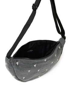 Studio Noos Fanny Pack Denim Grey Hearts – kompakte Bauchtasche aus 100 % Baumwolle, vielseitig tragbar als Hüfttasche oder crossbody, modernes Herz-Design, Maße 39x20x11 cm.