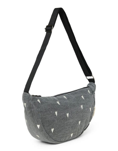 Studio Noos Fanny Pack Denim Grey Hearts – kompakte Bauchtasche aus 100 % Baumwolle, vielseitig tragbar als Hüfttasche oder crossbody, modernes Herz-Design, Maße 39x20x11 cm.