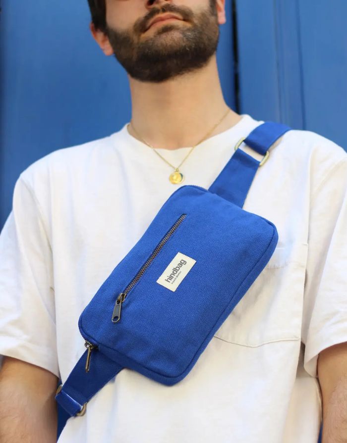 Fanny Pack Harry von Hindbag in Electric Blue, aus GOTS-zertifizierter Bio-Baumwolle, rechteckig mit zwei Reißverschlusstaschen und verstellbarem Gurt.