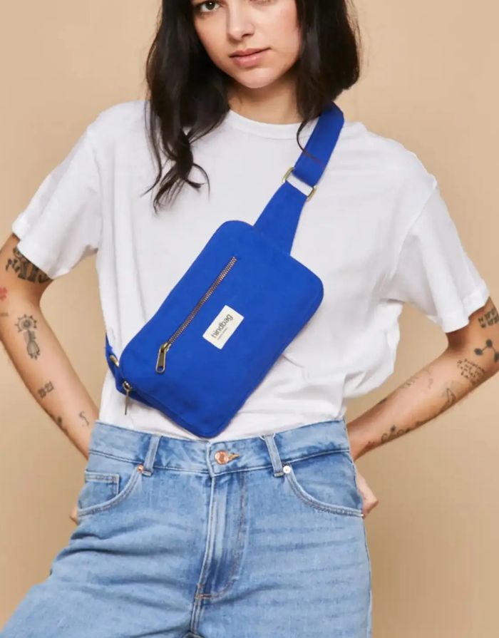 Fanny Pack Harry von Hindbag in Electric Blue, aus GOTS-zertifizierter Bio-Baumwolle, rechteckig mit zwei Reißverschlusstaschen und verstellbarem Gurt.