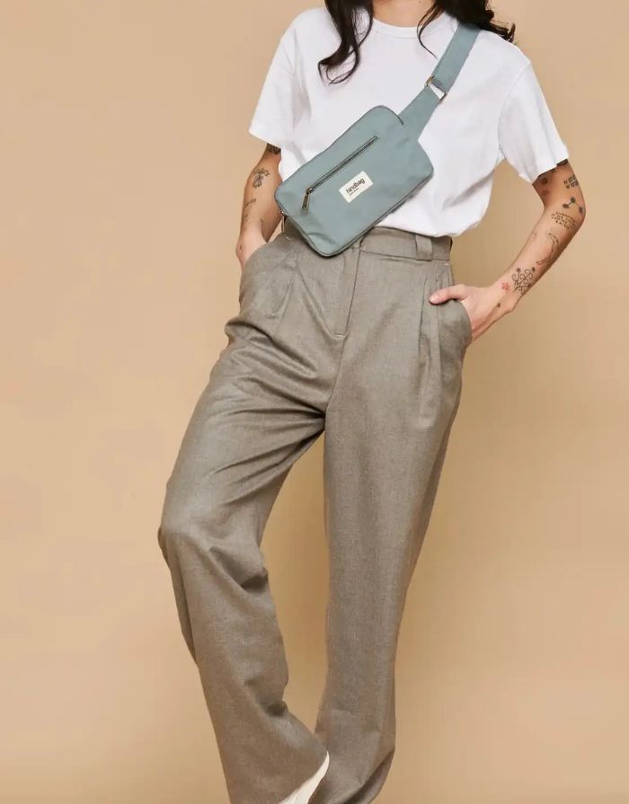 Fanny Pack Harry von Hindbag in Salbei, aus GOTS-zertifizierter Bio-Baumwolle, rechteckig mit zwei Reißverschlusstaschen und verstellbarem Gurt.
