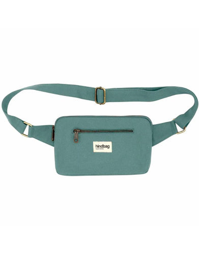 Fanny Pack Harry von Hindbag in Salbei, aus GOTS-zertifizierter Bio-Baumwolle, rechteckig mit zwei Reißverschlusstaschen und verstellbarem Gurt.