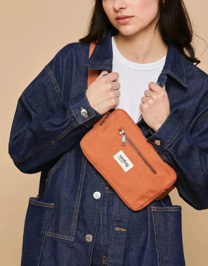Fanny Pack Harry von Hindbag in Siena, aus GOTS-zertifizierter Bio-Baumwolle, rechteckig mit zwei Reißverschlusstaschen und verstellbarem Gurt.