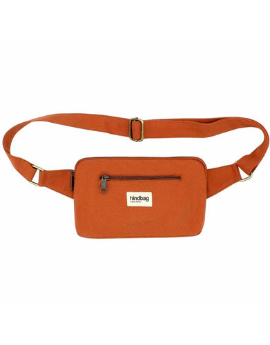 Fanny Pack Harry von Hindbag in Siena, aus GOTS-zertifizierter Bio-Baumwolle, rechteckig mit zwei Reißverschlusstaschen und verstellbarem Gurt.