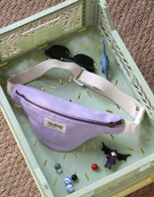 Laden Sie das Bild in den Galerie-Viewer, Fanny Pack Kids Augustin von Hindbag in Blush, GOTS-zertifizierte Bio-Baumwolle, Bauchtasche mit verstellbarem Gurt und Clip für Kinder von 4 bis 10 Jahren.
