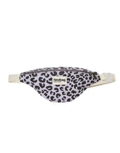 Laden Sie das Bild in den Galerie-Viewer, Fanny Pack Kids Augustin von Hindbag in Blush, GOTS-zertifizierte Bio-Baumwolle, Bauchtasche mit verstellbarem Gurt und Clip für Kinder von 4 bis 10 Jahren.
