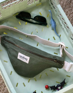 Fanny Pack Kids Augustin von Hindbag in Blush, GOTS-zertifizierte Bio-Baumwolle, Bauchtasche mit verstellbarem Gurt und Clip für Kinder von 4 bis 10 Jahren.