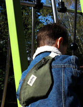 Laden Sie das Bild in den Galerie-Viewer, Fanny Pack Kids Augustin von Hindbag in Blush, GOTS-zertifizierte Bio-Baumwolle, Bauchtasche mit verstellbarem Gurt und Clip für Kinder von 4 bis 10 Jahren.
