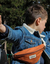 Laden Sie das Bild in den Galerie-Viewer, Fanny Pack Kids Augustin von Hindbag in Siena, GOTS-zertifizierte Bio-Baumwolle, Bauchtasche mit verstellbarem Gurt und Clip für Kinder von 4 bis 10 Jahren.
