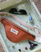 Laden Sie das Bild in den Galerie-Viewer, Fanny Pack Kids Augustin von Hindbag in Siena, GOTS-zertifizierte Bio-Baumwolle, Bauchtasche mit verstellbarem Gurt und Clip für Kinder von 4 bis 10 Jahren.
