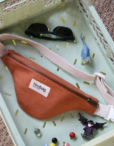 Fanny Pack Kids Augustin von Hindbag in Siena, GOTS-zertifizierte Bio-Baumwolle, Bauchtasche mit verstellbarem Gurt und Clip für Kinder von 4 bis 10 Jahren.