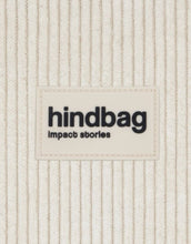 Laden Sie das Bild in den Galerie-Viewer, Hindbag Gürteltasche Olivia aus cremefarbenem Cord, nachhaltiger Bio-Cord, Doppelreißverschluss, verstellbarer Schultergurt.
