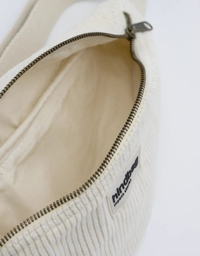 Hindbag Gürteltasche Olivia aus cremefarbenem Cord, nachhaltiger Bio-Cord, Doppelreißverschluss, verstellbarer Schultergurt.
