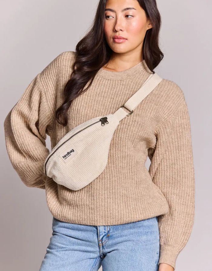 Hindbag Gürteltasche Olivia aus cremefarbenem Cord, nachhaltiger Bio-Cord, Doppelreißverschluss, verstellbarer Schultergurt.