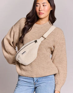 Hindbag Gürteltasche Olivia aus cremefarbenem Cord, nachhaltiger Bio-Cord, Doppelreißverschluss, verstellbarer Schultergurt.