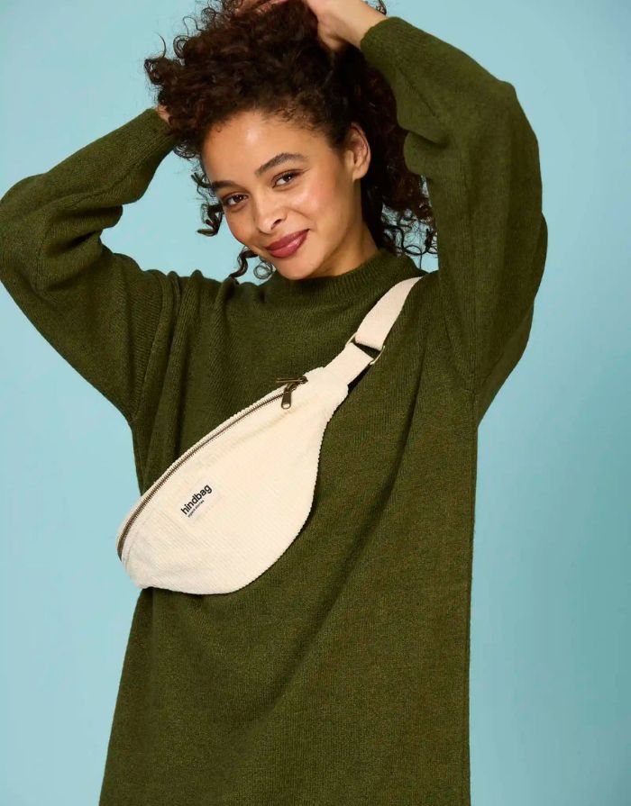 Hindbag Gürteltasche Olivia aus cremefarbenem Cord, nachhaltiger Bio-Cord, Doppelreißverschluss, verstellbarer Schultergurt.