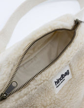 Laden Sie das Bild in den Galerie-Viewer, Fanny Pack Olivia Teddy Ecru von Hindbag – Gürteltasche aus weichem, GOTS-zertifiziertem Kunstfell in Creme mit Doppelreißverschluss und verstellbarem Schultergurt
