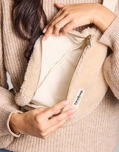 Laden Sie das Bild in den Galerie-Viewer, Fanny Pack Olivia Teddy Ecru von Hindbag – Gürteltasche aus weichem, GOTS-zertifiziertem Kunstfell in Creme mit Doppelreißverschluss und verstellbarem Schultergurt
