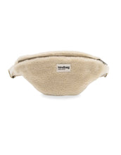 Laden Sie das Bild in den Galerie-Viewer, Fanny Pack Olivia Teddy Ecru von Hindbag – Gürteltasche aus weichem, GOTS-zertifiziertem Kunstfell in Creme mit Doppelreißverschluss und verstellbarem Schultergurt
