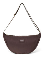 Laden Sie das Bild in den Galerie-Viewer,  Studio Noos Fanny Pack Puffy Brown – leichte, kompakte Bauchtasche mit verstellbarem Gurt.
