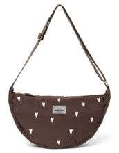 Laden Sie das Bild in den Galerie-Viewer, Studio Noos Fanny Pack Puffy Hearts Brown – leichte Bauchtasche mit Herzchenmuster und verstellbarem Gurt.
