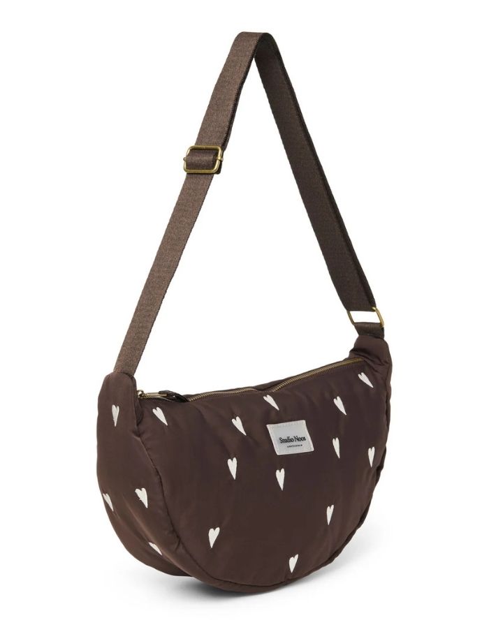 Studio Noos Fanny Pack Puffy Hearts Brown – leichte Bauchtasche mit Herzchenmuster und verstellbarem Gurt.