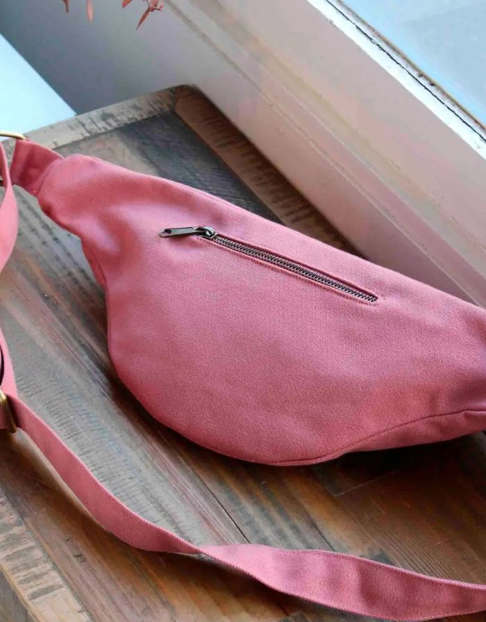 Große Fanny Pack Sasha L von Hindbag in Blush aus GOTS-zertifizierter Bio-Baumwolle mit Außen- und Innentasche und verstellbarem Schultergurt.
