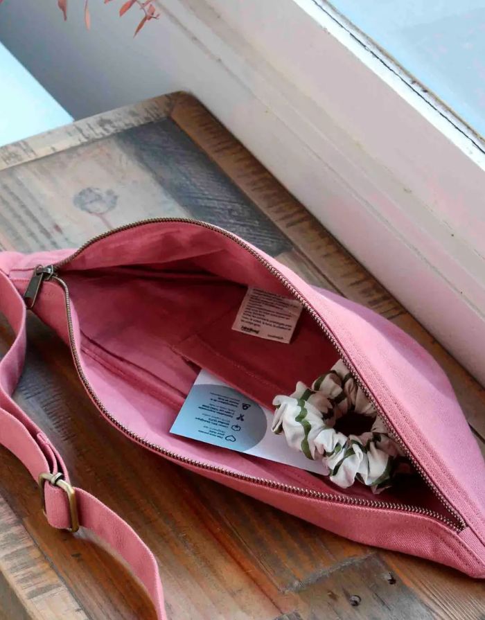 Große Fanny Pack Sasha L von Hindbag in Blush aus GOTS-zertifizierter Bio-Baumwolle mit Außen- und Innentasche und verstellbarem Schultergurt.