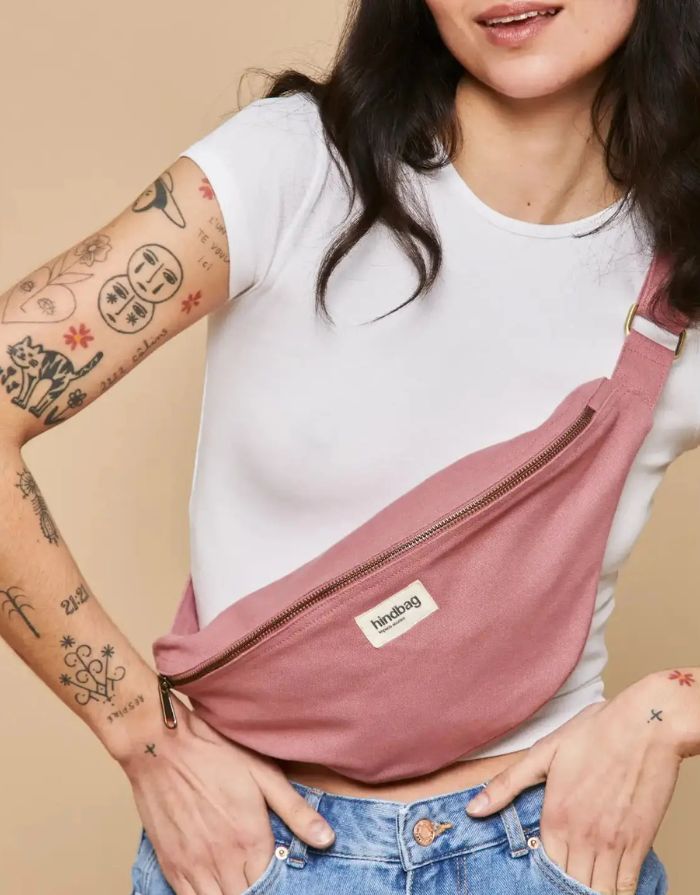Große Fanny Pack Sasha L von Hindbag in Blush aus GOTS-zertifizierter Bio-Baumwolle mit Außen- und Innentasche und verstellbarem Schultergurt.