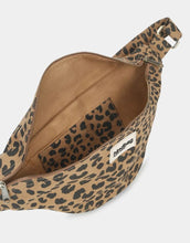 Laden Sie das Bild in den Galerie-Viewer, Fanny Pack Sasha L von Hindbag in der Farbe Leopard Cannelle – große Bauchtasche aus GOTS-zertifizierter Bio-Baumwolle mit Reißverschlussfächern und verstellbarem Schultergurt

