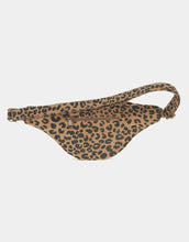 Laden Sie das Bild in den Galerie-Viewer, Fanny Pack Sasha L von Hindbag in der Farbe Leopard Cannelle – große Bauchtasche aus GOTS-zertifizierter Bio-Baumwolle mit Reißverschlussfächern und verstellbarem Schultergurt
