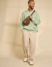 Laden Sie das Bild in den Galerie-Viewer, Fanny Pack Sasha L von Hindbag in der Farbe Leopard Cannelle – große Bauchtasche aus GOTS-zertifizierter Bio-Baumwolle mit Reißverschlussfächern und verstellbarem Schultergurt
