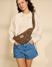 Laden Sie das Bild in den Galerie-Viewer, Fanny Pack Sasha L von Hindbag in der Farbe Leopard Cannelle – große Bauchtasche aus GOTS-zertifizierter Bio-Baumwolle mit Reißverschlussfächern und verstellbarem Schultergurt
