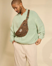 Laden Sie das Bild in den Galerie-Viewer, Fanny Pack Sasha L von Hindbag in der Farbe Leopard Cannelle – große Bauchtasche aus GOTS-zertifizierter Bio-Baumwolle mit Reißverschlussfächern und verstellbarem Schultergurt

