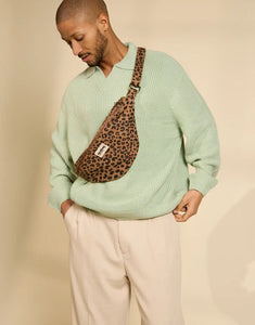Fanny Pack Sasha L von Hindbag in der Farbe Leopard Cannelle – große Bauchtasche aus GOTS-zertifizierter Bio-Baumwolle mit Reißverschlussfächern und verstellbarem Schultergurt