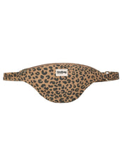 Laden Sie das Bild in den Galerie-Viewer, Fanny Pack Sasha L von Hindbag in der Farbe Leopard Cannelle – große Bauchtasche aus GOTS-zertifizierter Bio-Baumwolle mit Reißverschlussfächern und verstellbarem Schultergurt
