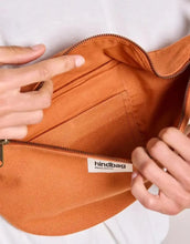 Laden Sie das Bild in den Galerie-Viewer, Große Fanny Pack Sasha L von Hindbag in Siena aus GOTS-zertifizierter Bio-Baumwolle mit Außen- und Innentasche und verstellbarem Schultergurt.
