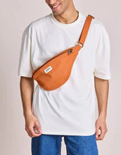 Laden Sie das Bild in den Galerie-Viewer, Große Fanny Pack Sasha L von Hindbag in Siena aus GOTS-zertifizierter Bio-Baumwolle mit Außen- und Innentasche und verstellbarem Schultergurt.
