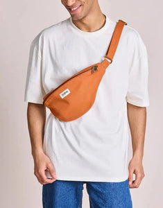 Große Fanny Pack Sasha L von Hindbag in Siena aus GOTS-zertifizierter Bio-Baumwolle mit Außen- und Innentasche und verstellbarem Schultergurt.