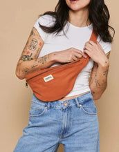 Laden Sie das Bild in den Galerie-Viewer, Große Fanny Pack Sasha L von Hindbag in Siena aus GOTS-zertifizierter Bio-Baumwolle mit Außen- und Innentasche und verstellbarem Schultergurt.
