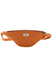 Laden Sie das Bild in den Galerie-Viewer, Große Fanny Pack Sasha L von Hindbag in Siena aus GOTS-zertifizierter Bio-Baumwolle mit Außen- und Innentasche und verstellbarem Schultergurt.
