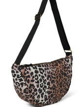 Laden Sie das Bild in den Galerie-Viewer, Studio Noos Fanny Pack Soft Cotton Leopard Hazel – stylische Bauchtasche aus 100 % Baumwolle, tragbar als Hüfttasche oder crossbody, geräumige Gürteltasche im Leopardenmuster, Maße 39x20x11 cm.
