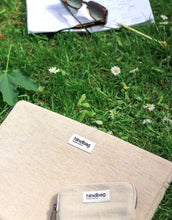 Laden Sie das Bild in den Galerie-Viewer, Geldbeutel Lili von Hindbag in Beige aus GOTS-zertifizierter, robuster Bio-Baumwolle und Jute, kleines Portemonnaie mit Reißverschluss für Karten, Ausweis oder Schmuck.
