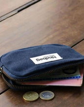 Laden Sie das Bild in den Galerie-Viewer, Geldbeutel Lili von Hindbag in Navy aus GOTS-zertifizierter, robuster Bio-Baumwolle, kleines Portemonnaie mit Reißverschluss für Karten, Ausweis oder Schmuck.
