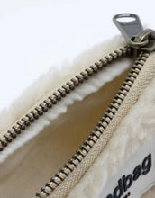 Laden Sie das Bild in den Galerie-Viewer, Geldbeutel Lili Teddy Beige von Hindbag, kleine Geldbörse aus GRS-zertifiziertem Kunstfell in Beige, mit Reißverschluss für Karten, Ausweis oder Schmuck.
